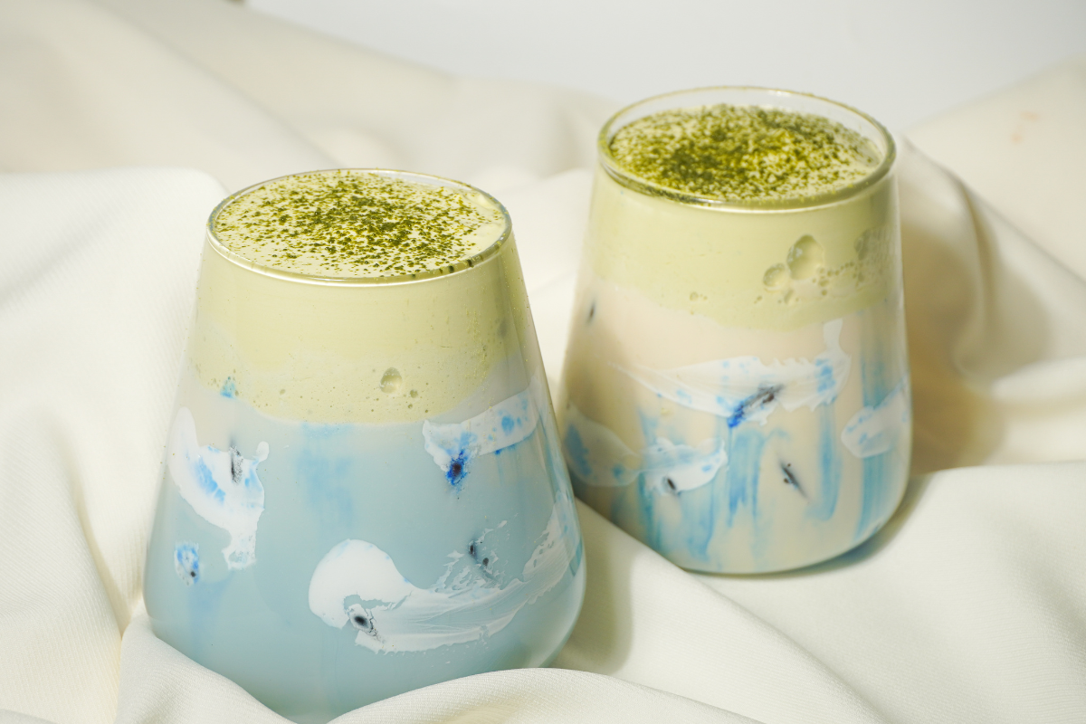 นมโอ๊ตมะพร้าวสไปรูลิน่าเสิร์ฟคู่โฟมมัทฉะ