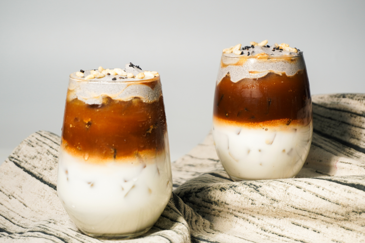 ลาเต้งาขาว โฟมงาดำ