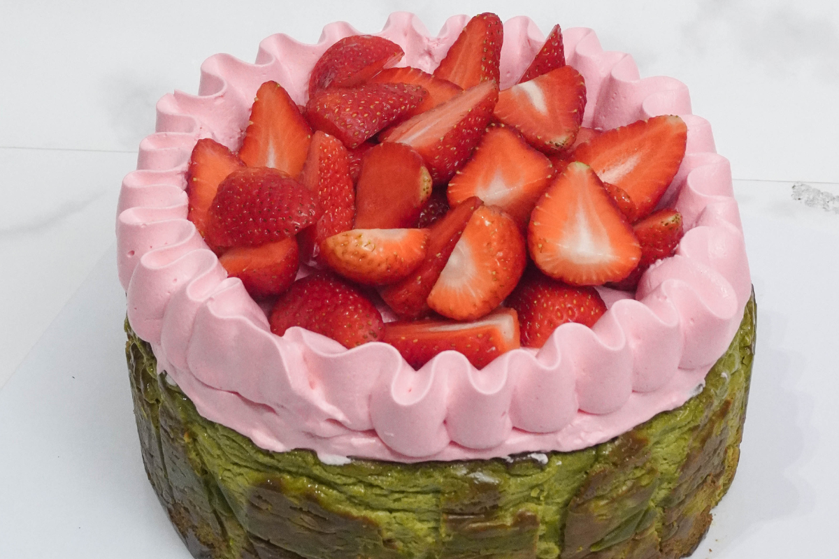 ชีสเค้กมัทฉะหน้าไหม้สตรอว์เบอร์รี่วิปครีม